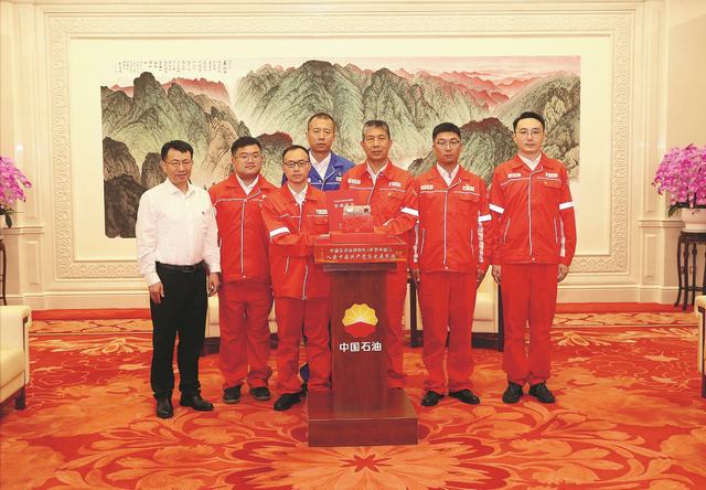 我国万米深层首筒岩芯向中国共产党历史展览馆交接仪式现场。（张旭摄影）.jpg