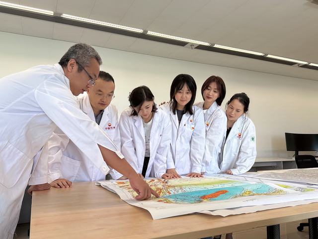 东方物探研究院地质研究中心四川研究中心项目组技术人员在研究井位部署方案。闫群 摄.jpg