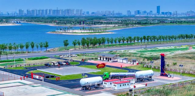 胜利油田莱113区块二氧化碳注入生产现场。　新华社发（刘彤　摄）.jpg