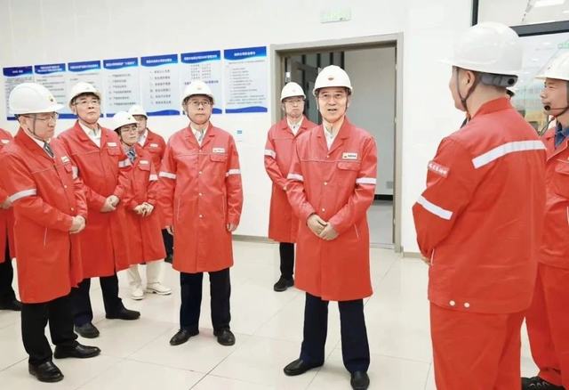 戴厚良在塔西南天然气处理总厂调研。金添 摄.jpg