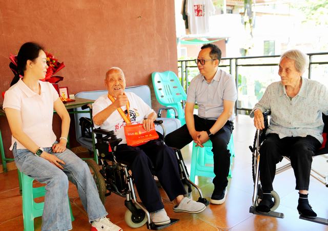 关怀慰问抗战老兵.jpg