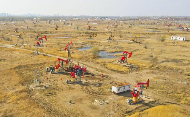 大庆油田南一区采油现场。.jpg