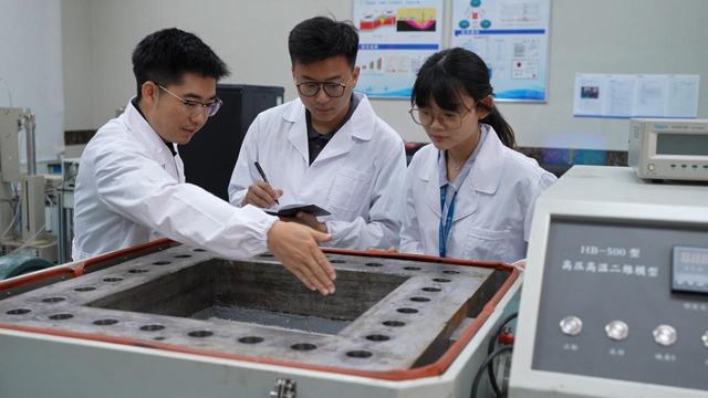 研究人员进行稠油热采高温高压二维物理模拟实验_爱奇艺.jpg