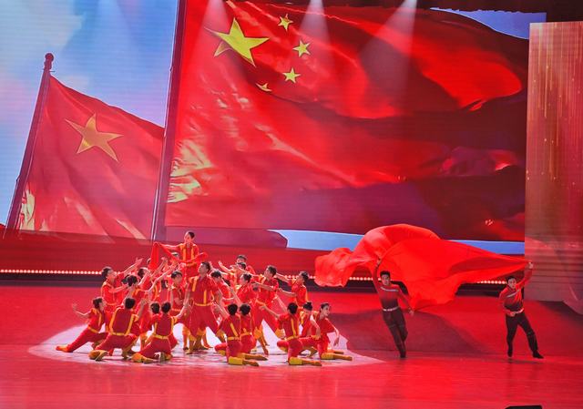 1758011639614178.jpg 中原油田发现五十周年文艺晚会图3群舞《旗帜飘扬》 (3).JPG