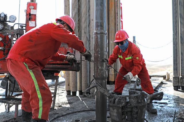 1758012324770816.jpg 图为:西部钻探克拉玛依钻井公司钻井队在准噶尔盆地施工(侯红丽摄) (3).JPG