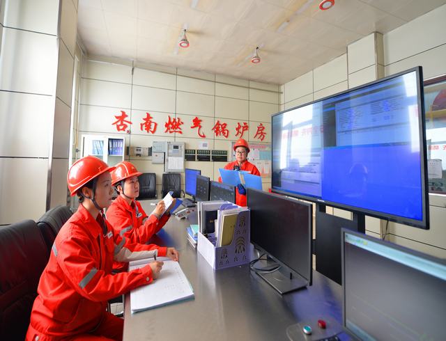图为热源服务公司杏南供热分公司杏南燃气锅炉运行班主控室值班人员正在监测分析燃气锅炉各项仪表数据。(1).JPG