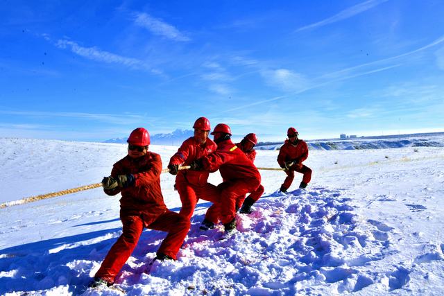 准东钻井公司XD70503钻井队员工正在进行雪地拔河比赛.JPG