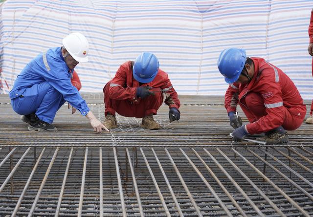 1765783285352244.jpg 图为技术人员与施工员工现场检测试验参数.jpg