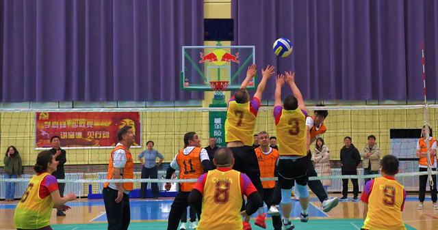 2025年12月7日，参赛选手正在气排球比赛拼抢扣球。_5306.JPG
