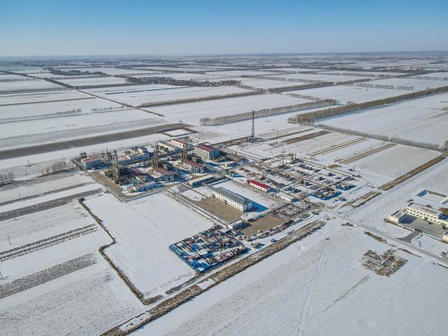 冬日白雪映衬下的大庆油田采气分公司集气站鸟瞰图。.jpg