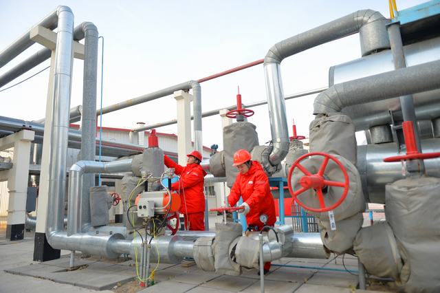 图为喇二注气站员工正在检查安全阀与电热带。.jpg