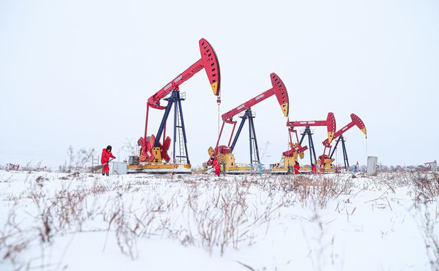 图为冰雪严寒中欢快运转的大庆油田三类油层井.jpg