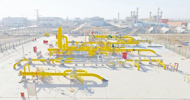 1769395025735001.jpg 投产后的英三线成为西气东输管网连接气化南疆天然气管道的纽带。 通讯员 陈士兵 摄.jpg