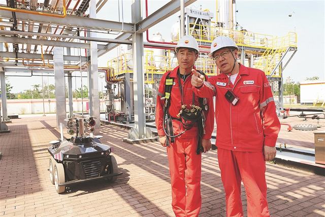 班组员工与巡检机器人一同巡检。 刘晔 摄.jpg