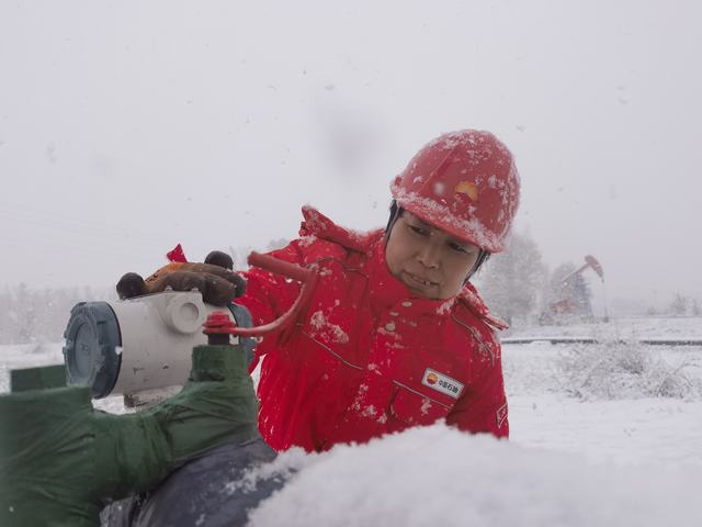 韩梅霞踏雪巡井.jpg