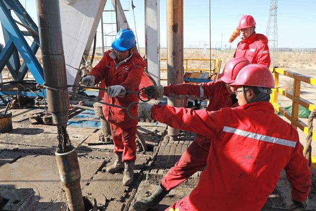 图为：西部钻探克拉玛依钻井公司在准噶尔盆地施工（侯红丽摄）.jpg