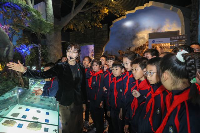 图为大庆市奥林学校小学生们聚精会神听讲解。.jpg