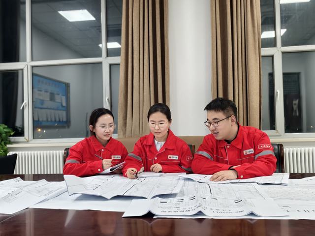 专项攻关小组反复比对动态开发数据(2).jpg