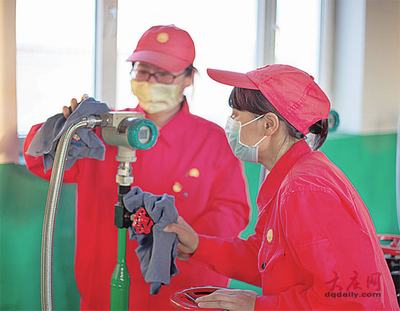 大庆榆树林油田 清洁机泵，看护好注水设备。.jpg