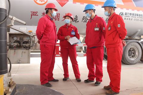 图为党员到作业现场了解情况。 包安隽 吕君梅 摄.jpg