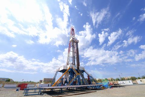 2021年8月31日，准东钻井公司80006钻井队员工正在呼图壁储气库HUHWK22井进行提钻施工作业.JPG