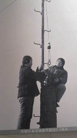 图2“采油女工检查刮蜡片” 007.jpg