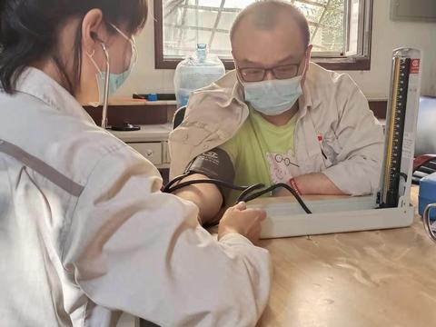 为员工发放血压计监测健康状态（郑倩 摄）.jpg