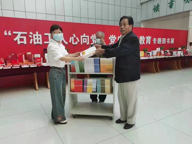 图1为王文超(右)向油田图书馆赠书.jpg