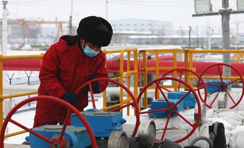 1648879181511859.jpg 上3000万方,员工做好开井调产前的准备.jpg