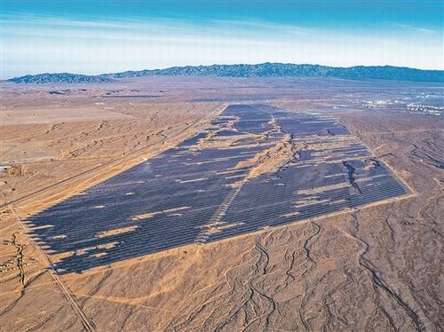 1648879235867935.jpg 集团公司首个集中式光伏电站——玉门油田200兆瓦光伏发电示范项目。 朱俊霖 摄.jpg