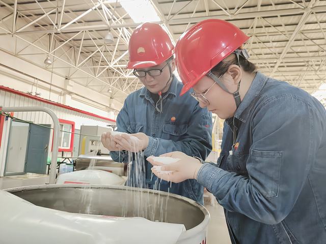 技术人员根据生产线的特点精心调整保证产品质量.jpg