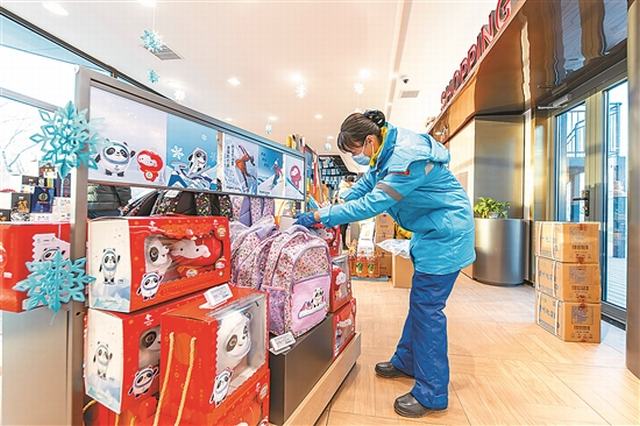 员工整理商品。.jpg