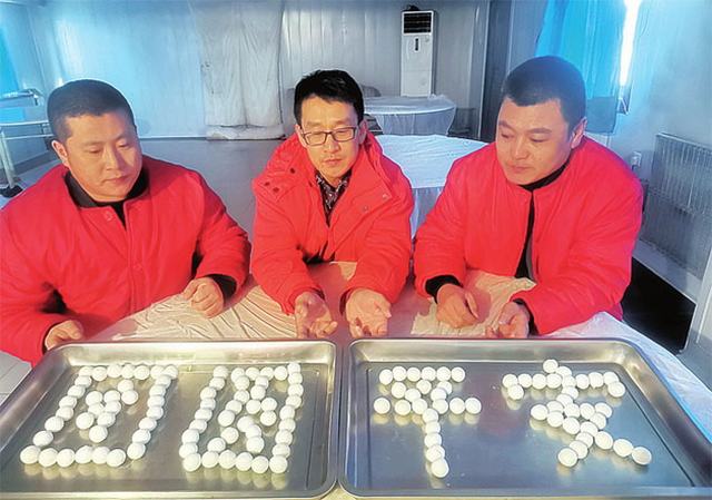 大庆石油人在蒙古国别样团圆.jpg