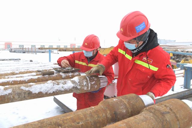 2022年2月15日，中国石油西部钻探准东钻井公司工程技术服务公司厂区内，操作工冒雪给质检合格钻具打钢号，确保出厂质量100%合格。_8221.JPG