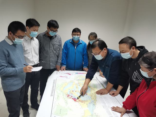 勘探开发研究院科研人员正在讨论玛南风城组首口开发试验水平井方案部署.jpg
