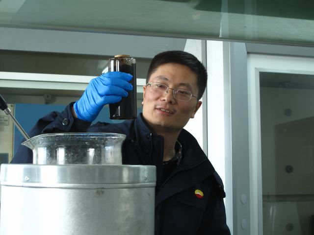 在做沥青项目研究的彭煜 (5).JPG
