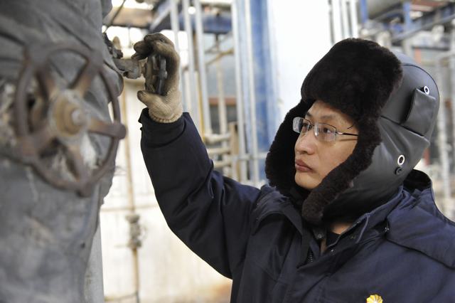 1649380874278475.jpg 周玉涛在装置现场调节阀门(丁恬甜摄).JPG