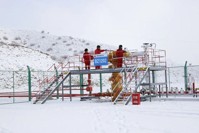 1649408194250497.jpg 塔里木油田采气工对采气树积雪进行清理 受吉相 摄.jpg