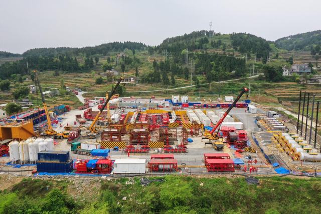 涪陵页岩气田焦页12扩电驱压裂施工现场。王彦.jpg