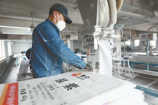 大庆石化让农户用上优质肥放心肥.jpg