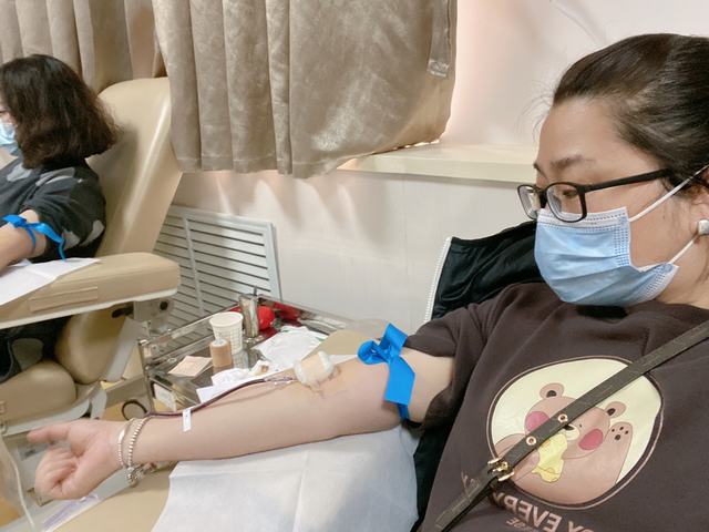 1650245084781625.jpg 员工在中心血站献血(李莉萍摄)(1).jpg