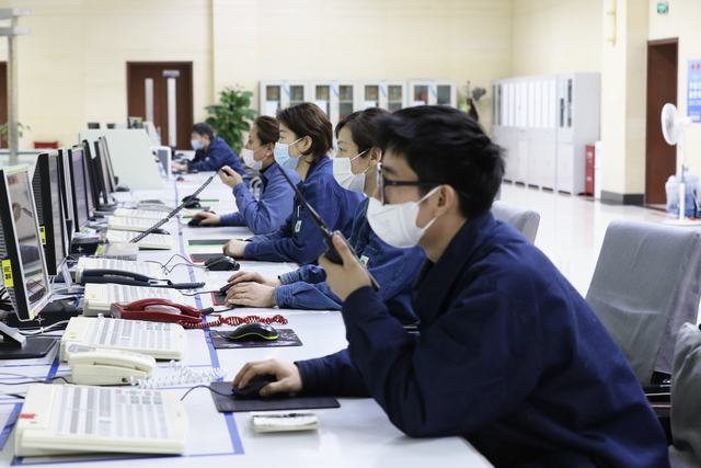 克拉玛依石化公司员工在中心控制室调整生产操作-已用图.jpg