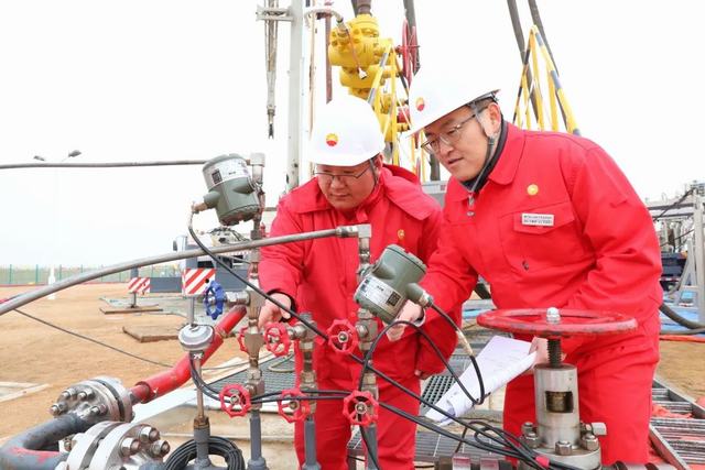 “辽河储气库群建设”突击队员在核算生产参数  司马双 摄.jpg