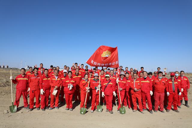 西部钻探克拉玛依钻井公司60名党员周末义务植树500棵（苏玲拍摄） (1).JPG