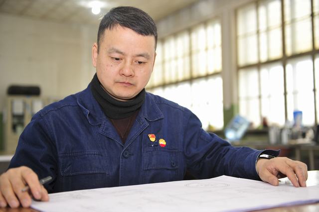 唐军与他的绘制图纸 (3).JPG