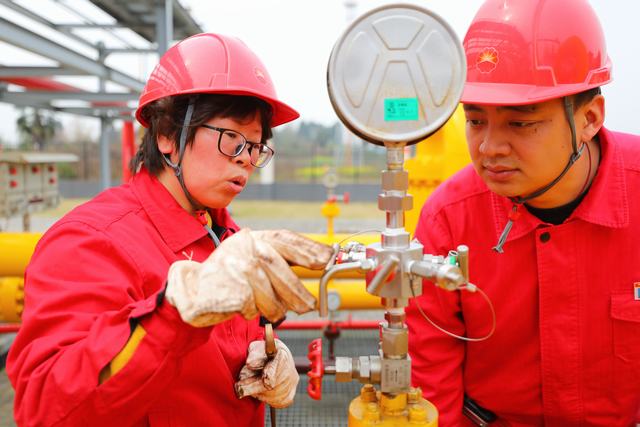 1650767215706146.jpg 29年“耕植”气田的女技师.JPG