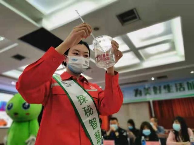 向社会公众展示纤维溶水实验。.jpg