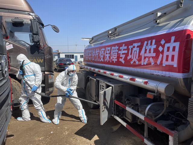 图为员工拉出油罐车加油管，准备为货车加油。赵明月 王敏 摄影报道.jpg
