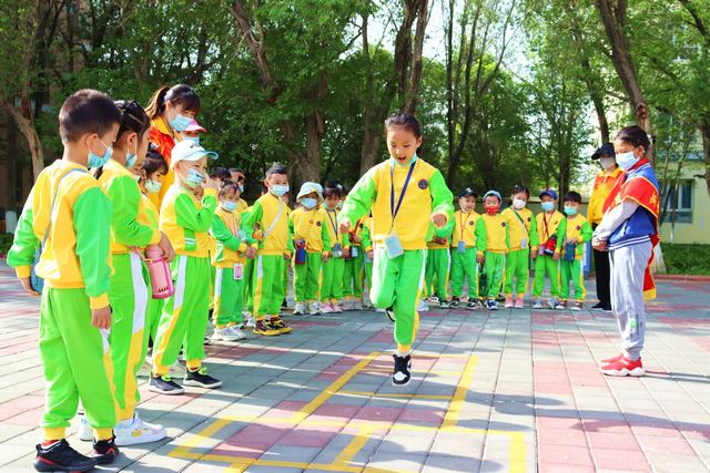 2022年5月9日，新疆克拉玛依市白碱滩区（克拉玛依高新区）中兴幼儿园和跃进幼儿园的167名大班小朋友，在克拉玛依市第十八小学和小姐姐们一起做游戏，体验小学生活，为进入小学学习奠定基础。_0089.JPG