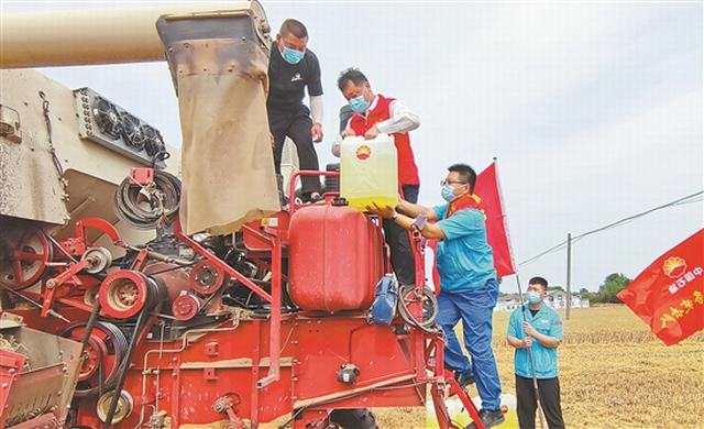 河南销售南阳分公司党员保供突击队送油到田间地头。 赵崇阳 摄.jpg
